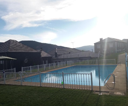 Piscina exterior rectangular de la Casa Gelita en Casayo