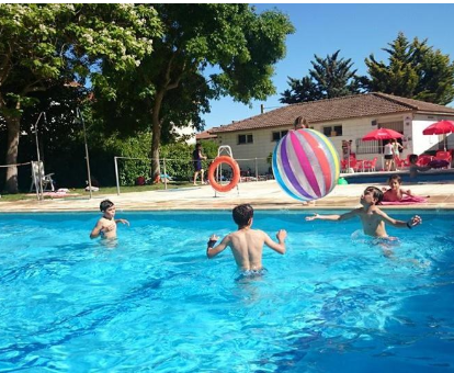 Piscina exterior para toda la familia en la Casa Gratal en Siétamo