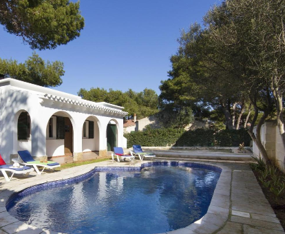 Piscina exterior ovalada de la Villa Gregal Cala Blanca