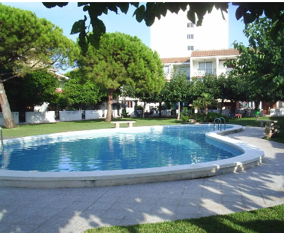 Hermosa piscina exterior ubicada en pleno jardín de la casa Gregal Vidaber Adosado en Oropesa del Mar