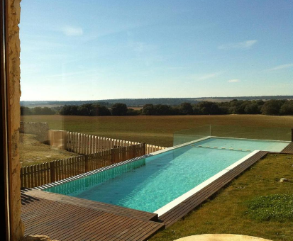 Piscina al aire libre con hermosa vista hacia el campo de Rada de Haro en Casa Herreros