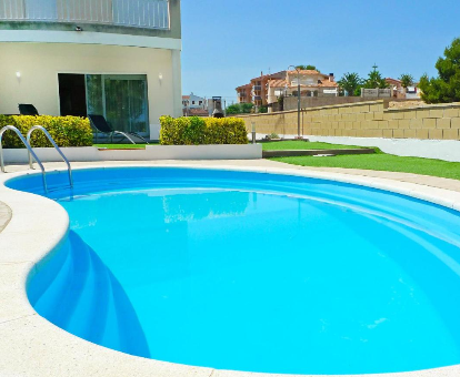 Piscina al aire libre situada en el patio trasero del Holiday Home Mar L'Ampolla