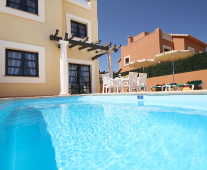Hermosa piscina exterior de la Villa Holiday Vista en Corralejo