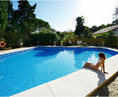 Gran piscina exterior ubicada en las adyacencias del jardín del Complejo Rural Huerta Grande en Algeciras