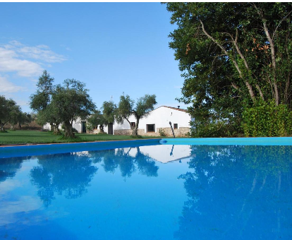 Piscina al aire libre situada en el jardín de la Casa Rural Huerta del Pirata Fuente de Cantos