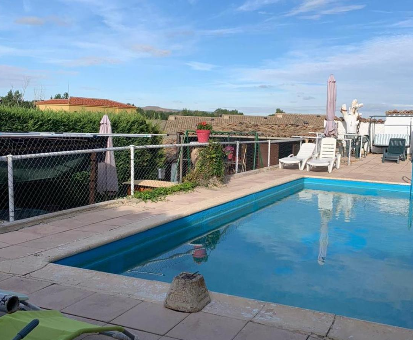 Piscina al aire libre con hermosa vista hacia el pueblo de San Esteban de Gormaz. Casa La Huerta del Rivero