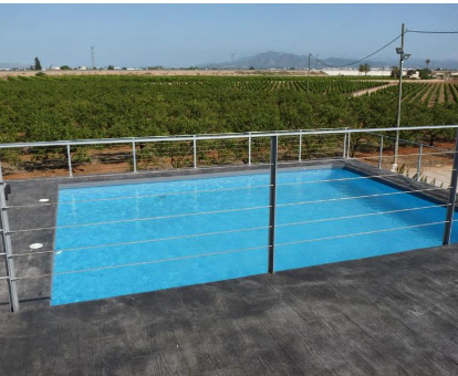 Piscina exterior con vista al llano en la casa rural Huerto del Medico en Reig