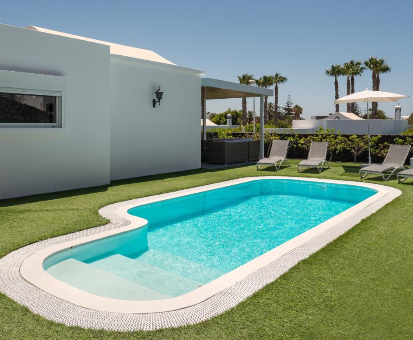 Piscina al aire libre situada en el patio de la villa Hyde Park Lane en Puerto del Carmen