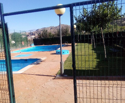 Piscinas dobles al aire libre con vista a las montañas del Chalet Terrer