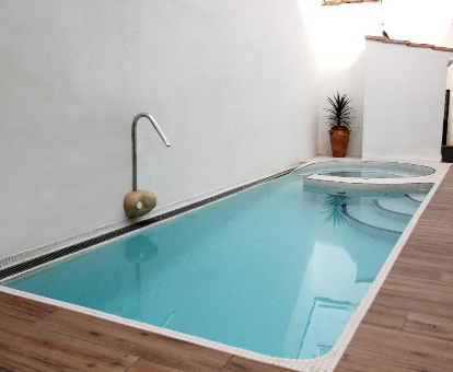 Piscina exterior con hermosos acabados en madera. Casa Rural Inés en Almodóvar del Campo