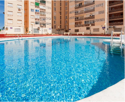 Enorme piscina exterior situada en la Villa Infante de Puerto de Gandía
