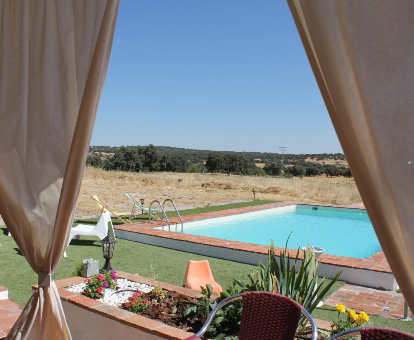 Piscina al aire libre con vista al llano Sierra Jayona Fuente del Arco