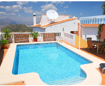 Hermosa piscina exterior familiar situada en la terraza de la Villa Joli Castillo del Reboller