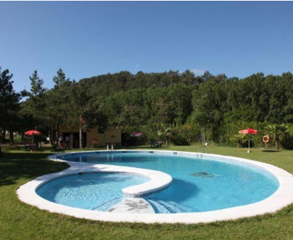 Piscina exterior localizada en el jardín de la Casa Julián Fábrica Giner en Morella