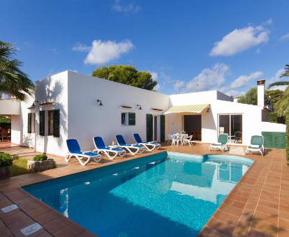 Piscina exterior de la Villa Jumar en Cala en Blanes