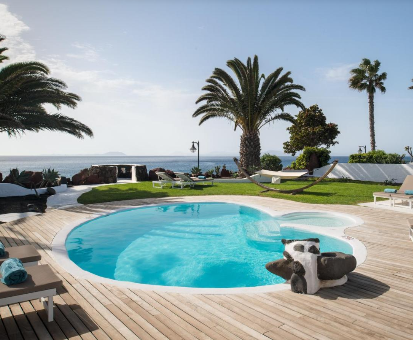 Piscina al intemperie con majestuosa vista al mar. Villa Kamezí en Playa Blanca
