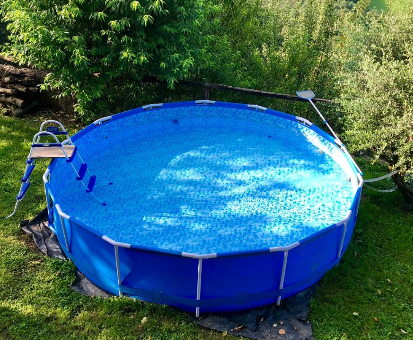 Piscina exterior redonda localizada en el patio trasero de la casa Kaxkarre en Astigarraga