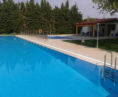 Piscina al aire libre familiar ubicada en la Casa Rural L'Americà Sant Jordi