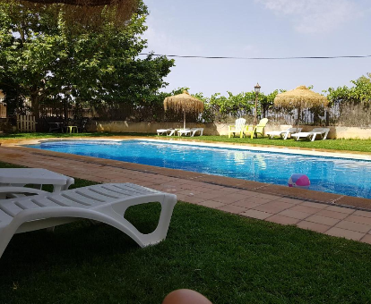 Piscina al intemperie cerca del jardín de la casa La Aldea Alcaraz