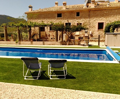 Piscina al aire libre situada al lado del jardìn de los Apartamentos rurales La Alquería del Pilar en Bañeres de Mariola