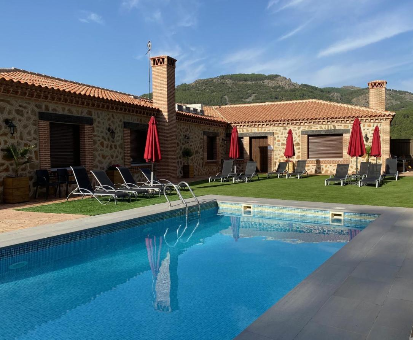 Piscina ubicada al intemperie de la Casa Rural La Cabrea, con hermosas vistas hacia las  colinas. Robledo del Buey