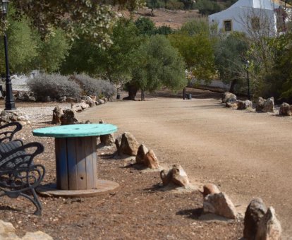 Piscina exterior ubicada en el pie de la montaña. Casas Rurales Cortijo la Cañada en Estepa