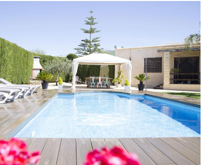 Hermosa piscina amueblada ubicada en la parte externa de la Casita de la Cantera en La Lentejuela