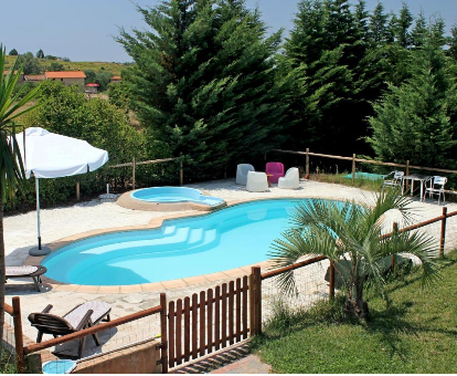 Piscina al aire libre ubicada en la terraza del Complejo Rural La Coronilla en Jarandilla de la Vera