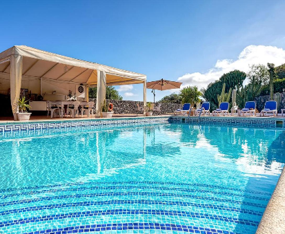 Piscina al aire libre ubicada muy cerca del jardín botánico de la Casa La Correa del Almdendro 