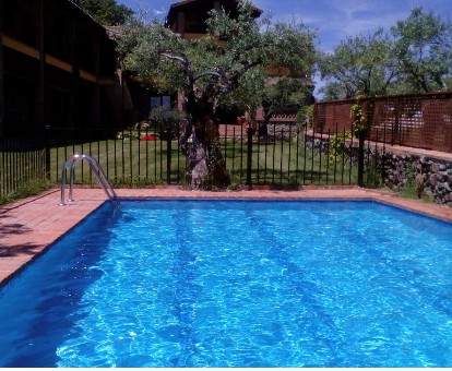 Piscina exterior situada muy cerca del jardìn de la Casa Rural La Covacha en Losar de la Vera