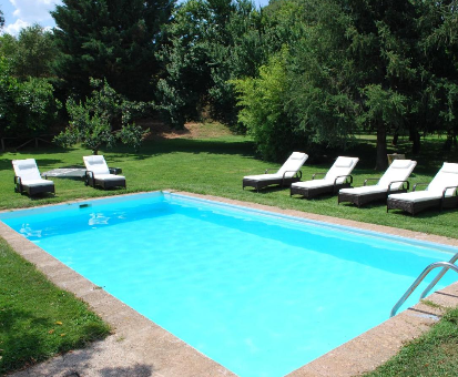 Hermosa piscina exterior ubicada en el medio del jardín de La Escribana en Constantina