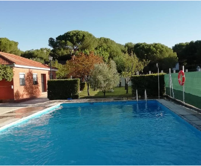 Hermosa piscina exterior ubicada muy cerca del jardín de la Casa La Espiga en Valladolid