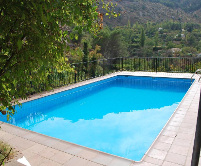 Piscina exterior ubicada en terraza y con hermosa vista al valle. Casa Rural La Fabrica De Nacelrio en Cazorla