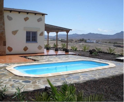 Piscina al aire libre con hermosa vista hacia la llanura de Gran Tarajal, Villas La Fuentita