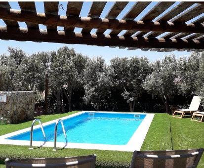 Piscina al aire libre situada en el jardín de la Casa Rural La Gayria en Tiscamanita