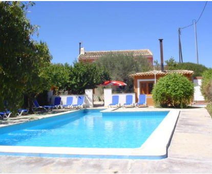 Amplia piscina exterior ubicada cerca del jardín de la Casa La Merendera en Moratalla