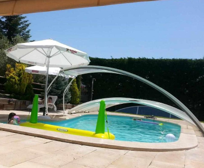Piscina exterior con techo movil y con una majestuosa vista a las montañas. Casa Rural La Monjía en Golmayo