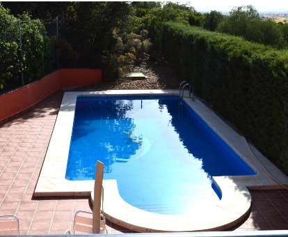 Piscina al aire libre ubicada en la terraza de la Casa Rural 