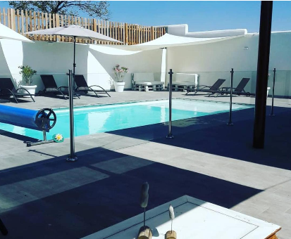 Piscina rectangular al aire libre de la Casa rural La Perla en Hiendelaencina