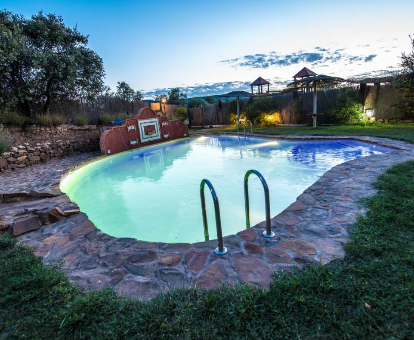 Piscina exterior ubicada en un hermoso entorno natural. La Posada de Alcudia en Brazatortas