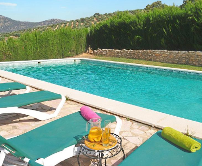 Piscina exterior rectangular con impresionante vista hacia las colinas Cortijo La Presa en Las Lagunillas