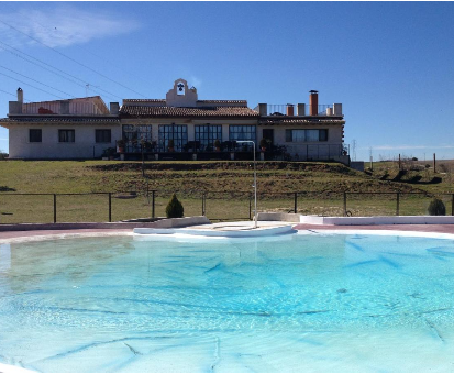 Piscina exterior redonda con hermosa vista al campo de Los Cerralbos en la casa La Simona