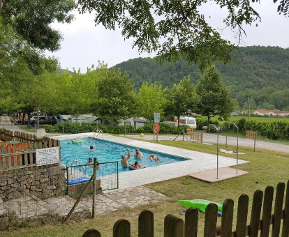 Piscina al aire libre con impresionante vista al valle y a las colinas Hotel Rural La Soleia d'Oix en Oix