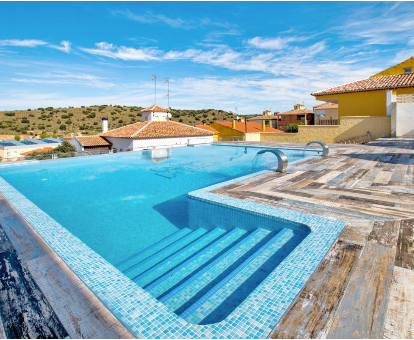 Piscina al intemperie ubicada en terraza y con hermosa vista hacia el pueblo de Ruidera. Casa Rural La Torca