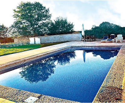 Piscina al aire libre cerca del jardín de la Casa Rural La Torrecilla en San Pedro del Valle