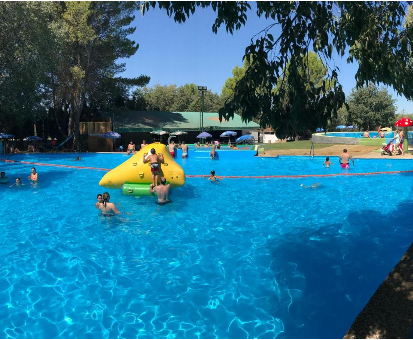 Amplia piscina exterior familiar de la Casa La Veguilla en Arroyo del Ojanco