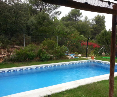 Piscina al aire libre ubicada a pie de montaña. Casa Rural Lago Bolarque en Albalate de Zorita