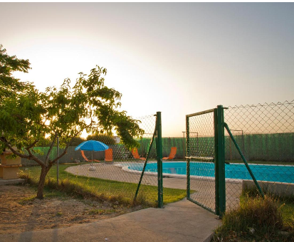 Piscina al intemperie con impresionante vista hacia el campo de Casas de los Pinos. Casa Rural Las Candelas