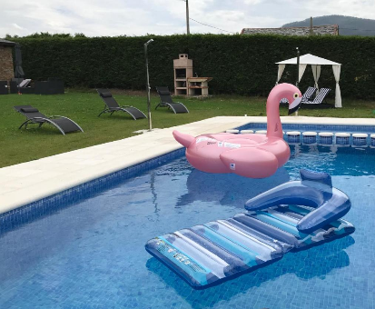 Piscina al interperie situada en el centro del jardín de la villa Las Catedrales Ribadeo