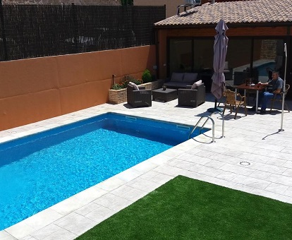 Piscina al aire libre ubicada en el patio trasero de la casa rural Las Eras en Castelserás